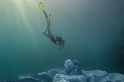 Το πρώτο υποβρύχιο γλυπτό στην Ιαπωνία αποτελεί μια ωδή στη μητρότητα 