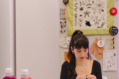 «Shop like you Care»: Μεταμορφώνουμε παλιά ρούχα σε ολοκαίνουργιες δημιουργίες, αναδεικνύοντας την αξία της βιώσιμης μόδας.