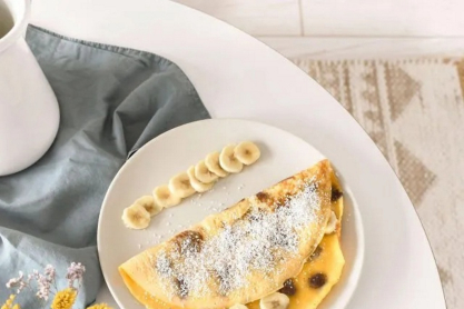 Γλυκιά ομελέτα με μπανάνα και μέλι για πρωινό χωρίς ενοχές