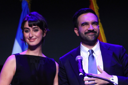 Ράμα Ντουβάτζι: Η Πρώτη Κυρία της Νέας Υόρκης ανήκει στη GenZ και τολμάει να μιλήσει για τις γυναίκες της Μέσης Ανατολής και το μεταναστευτικό