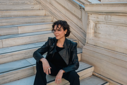 Στην κοινωνία του 2025, η Ράνια Σχίζα δεν χάνει την αυθεντικότητα και την αλήθεια της