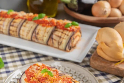 Ζουμερό ρολό μελιτζάνας με τυριά και ζαμπόν 