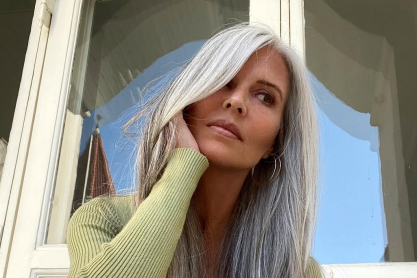 γκρίζα μαλλιά με ανταύγειες