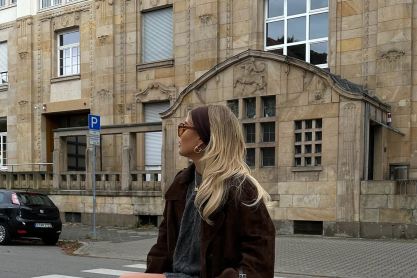 Το cozy μίνι φόρεμα από τα H&M που θα φορέσεις με ψηλές μπότες και με μπαλαρίνες – Κοστίζει κάτω από 30 ευρώ