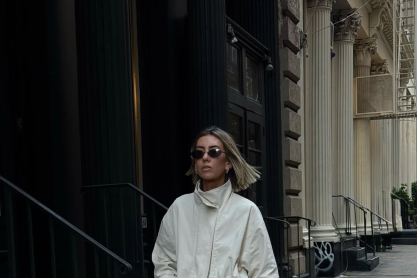 Το chic επαναπροσδιορίζεται: Πώς θα ταιριάξεις τα φορέματα με το πιο απροσδόκητο κομμάτι της γκαρνταρόμπας σου