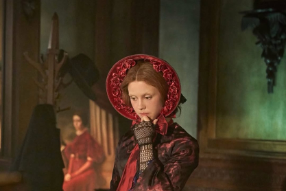 Μέσα στον κόσμο του «Φρανκενστάιν» – Τα κοστούμια της Κέιτ Χόλεϊ, η σκοτεινή γοτθική αισθητική, τα έντομα και τα διαμάντια 