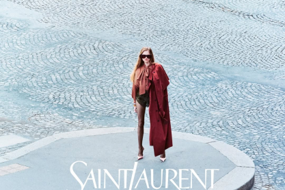 Ο Anthony Vaccarello χτίζει τη σύγχρονη ταυτότητα του οίκου Saint Laurent «φλερτάροντας» με ’90s διάθεση