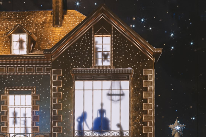 O οίκος Dior έφερε τα Χριστούγεννα – Οι βιτρίνες του οίκου φέρνουν τη μαγεία των γιορτών στη 30 Avenue Montaigne