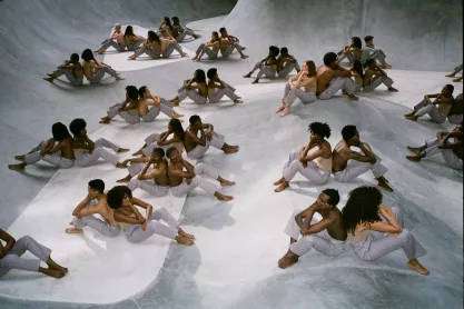 Η ιστορία πίσω από το εμβληματικό «Omini» logo της Kappa – Πώς ένα φωτογραφικό «λάθος» όρισε όλες τις αξίες του brand