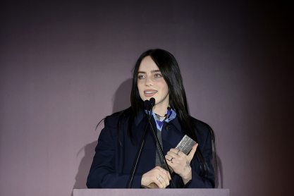 Η viral στιγμή της Μπίλι Άιλις στα WSJ Awards- «Δώστε τα λεφτά σας, μικρούληδες»