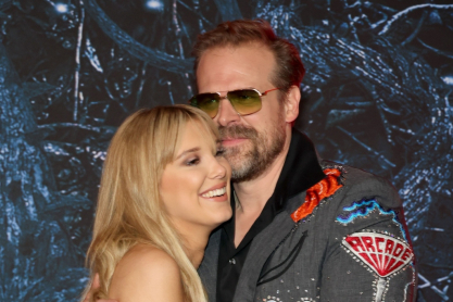 Η Μίλι Μπόμπι Μπράουν κάπως μας μπέρδεψε με τη σχέση της με τον Ντέιβιντ Χάρμπουρ - “Έχουμε μια απίστευτη φιλία”