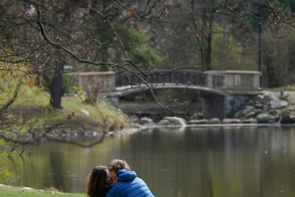 Πώς χτίζεται ουσιαστικά μια βαθιά σχέση - 10 δομικά στοιχεία της συναισθηματικής οικειότητας