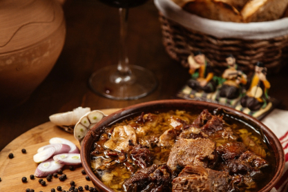 Μοσχάρι που λιώνει στο στόμα με κόκκινο κρασί