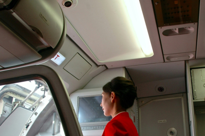 Στην Ιαπωνία, γυναίκες αεροσυνοδοί βγάζουν τις γόβες, μετά από δεκαετίες – Αεροπορική εταιρεία επιτρέπει πλέον να φορούν sneakers