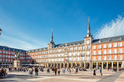 Bόλτα σε 12 από τις ωραιότερες και πιο ιστορικές πλατείες του κόσμου