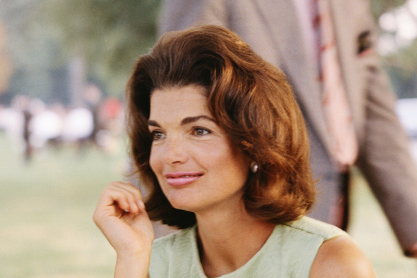 Δημοπρατείται το πασίγνωστο παλτό της Τζάκι Κένεντι από την εκλογική νύχτα του 1960