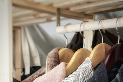 Η μέθοδος της ανάποδης κρεμάστρας: Το έξυπνο trick που θα σε βοηθήσει να ξεκαθαρίσεις επιτέλους την ντουλάπα σου