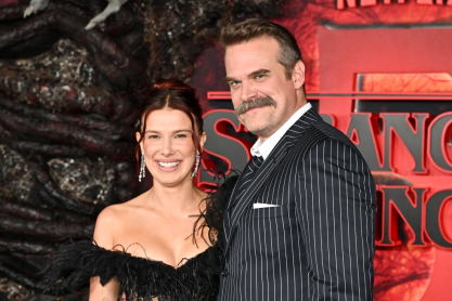 Η Μίλι Μπόμπι Μπράουν πόζαρε με τον Ντέιβιντ Χάρμπορ στην πρεμιέρα του “Stranger Things”, μετά τις καταγγελίες για bullying και παρενόχληση