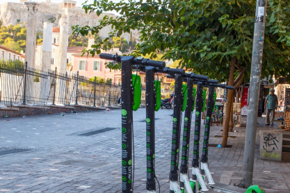 Γιατί η Αθήνα έχει γεμίσει με ηλεκτρικά πατίνια;