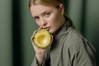 Η φλούδα του αβοκάντο είναι πιο ωφέλιμη απ’ όσο νομίζεις – δες γιατί δεν πρέπει να την πετάς