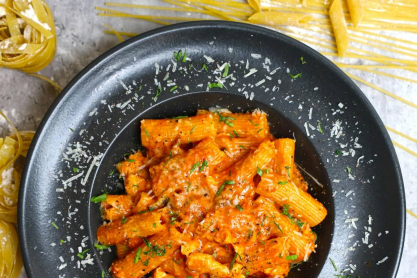 Πρωτεϊνική μακαρονάδα με σάλτσα ντομάτας και τυρί cottage