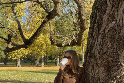 Τα πλεκτά με twist είναι η νέα hot τάση – Η λεπτομέρεια που απογειώνει κάθε outfit και πώς να τα φορέσεις