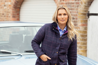 Γυναίκα με αυτοκίνητο