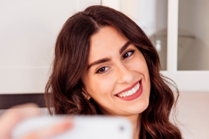 Όσοι αποφεύγουν να ποστάρουν φωτογραφίες τους, καθώς μεγαλώνουν, έχουν 10 σημαντικούς λόγους