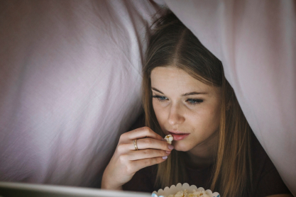 Αν βλέπεις true-crimes σειρές πριν κοιμηθείς, οι ψυχολόγοι έχουν κάτι ανησυχητικό να σου πουν