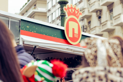 «Μύρισε Χριστούγεννα» παντού: Η εταιρεία Ε.Ι. Παπαδόπουλος «ταξίδεψε» την πιο Χριστουγεννιάτικη μπισκοτένια μυρωδιά