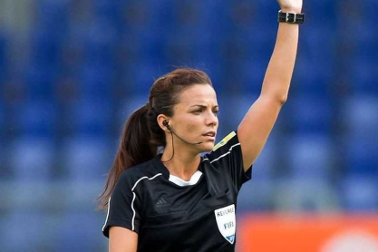 Γυναίκα-ρέφερι που έγραψε ιστορία στην Ισπανία: «Το μόνο που δεν διαπραγματεύομαι με την UEFA είναι τα γενέθλια της κόρης μου»