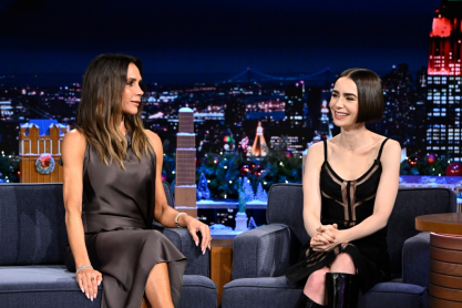 Η Λίλι Κόλινς συνάντησε για πρώτη φορά το είδωλό της, Βικτόρια Μπέκαμ, και έβαλε τα κλάματα