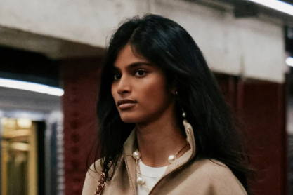 Bhavitha Mandava: Πώς ανακαλύφθηκε τυχαία σε ένα μετρό και έγινε το πρώτο Ινδό μοντέλο που άνοιξε το Métiers d'Art της Chanel