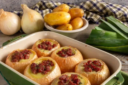Κρεμμύδια γεμιστά με κρέμα πατάτας και λουκάνικο – Το πιάτο που θα εντυπωσιάσει στο πρωτοχρονιάτικο τραπέζι