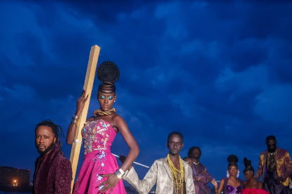 Dakar Fashion Show: Ο Ατλαντικός έγινε πασαρέλα και τα μοντέλα κινήθηκαν στον ρυθμό των κυμάτων, σε ένα μοναδικό show