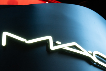 VIVA GLAM: Η MAC Cosmetics μετατρέπει τη δέσμευση σε δράση – από τον αγώνα κατά του HIV μέχρι την προστασία του θαλάσσιου περιβάλλοντος στις Σπέτσες