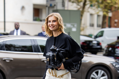 Το «αόρατο» αξεσουάρ που απογειώνει κάθε outfit (και έχεις ήδη στη ντουλάπα σου) γίνεται και πάλι statement