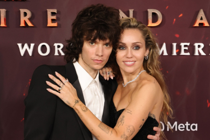 Η Μάιλι Σάιρους αρραβωνιάστηκε τον Μαξ Μοράντο, μετά από τέσσερα χρόνια σχέσης