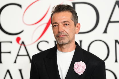 Γιατί ο Pieter Mulier φημολογείται ότι θα είναι ο νέος δημιουργικός διευθυντής του οίκου Versace και τι θα σήμαινε αυτό