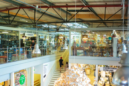 Στη Σουηδία, άνοιξε εμπορικό κέντρο που μετατρέπει σκουπίδια σε στυλάτα ρούχα - Τίποτα απ’ όσα πουλάει δεν είναι καινούργιο