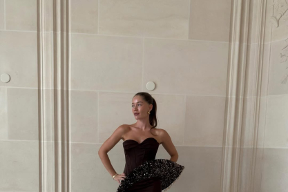 Festive looks: 3 + 1 βελούδινα φορέματα από τα Zara για τα γιορτινά καλέσματα, με λιγότερο από 50 ευρώ