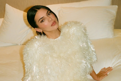 άσπρα νύχια με γκλίτερ