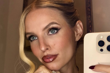 μπορντό νύχια με γκλίτερ