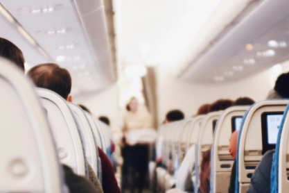 Ποια είναι η καλύτερη θέση να κάθεσαι στο αεροπλάνο, σύμφωνα με τους αεροσυνοδούς