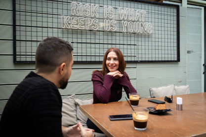 Πώς ένα λευκό χαμόγελο μπορεί να σώσει ένα άβολο πρώτο ραντεβού