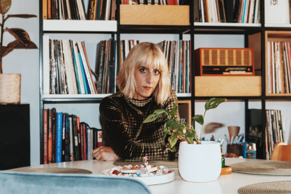 H δημιουργός της Maeda στο JennyGr: «Αφήνω τον εαυτό μου ελεύθερο, δεν είναι ο στόχος μου να κυνηγάω τα trends»