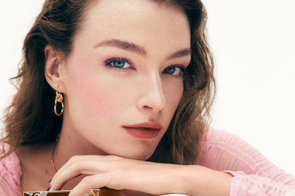 Bobbi Brown Wrapped in Wonder Holiday Collection: Η μαγεία της λάμψης σε μια συλλογή μακιγιάζ!