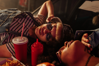 Η Gen Z νοσταλγεί τη δεκαετία του ’90, εξιδανικεύοντας μια εποχή χωρίς τα social media