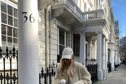 Η faux γούνα από τα Stradivarius που θα φορέσεις με το festive φόρεμά σου αλλά και με τζιν και sneakers