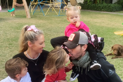 Ενρίκε Ιγκλέσιας - Άννα Κουρνίκοβα: Δημοσίευσαν φωτογραφία των 4 παιδιών τους, μετά τη γέννηση του νέου μέλους